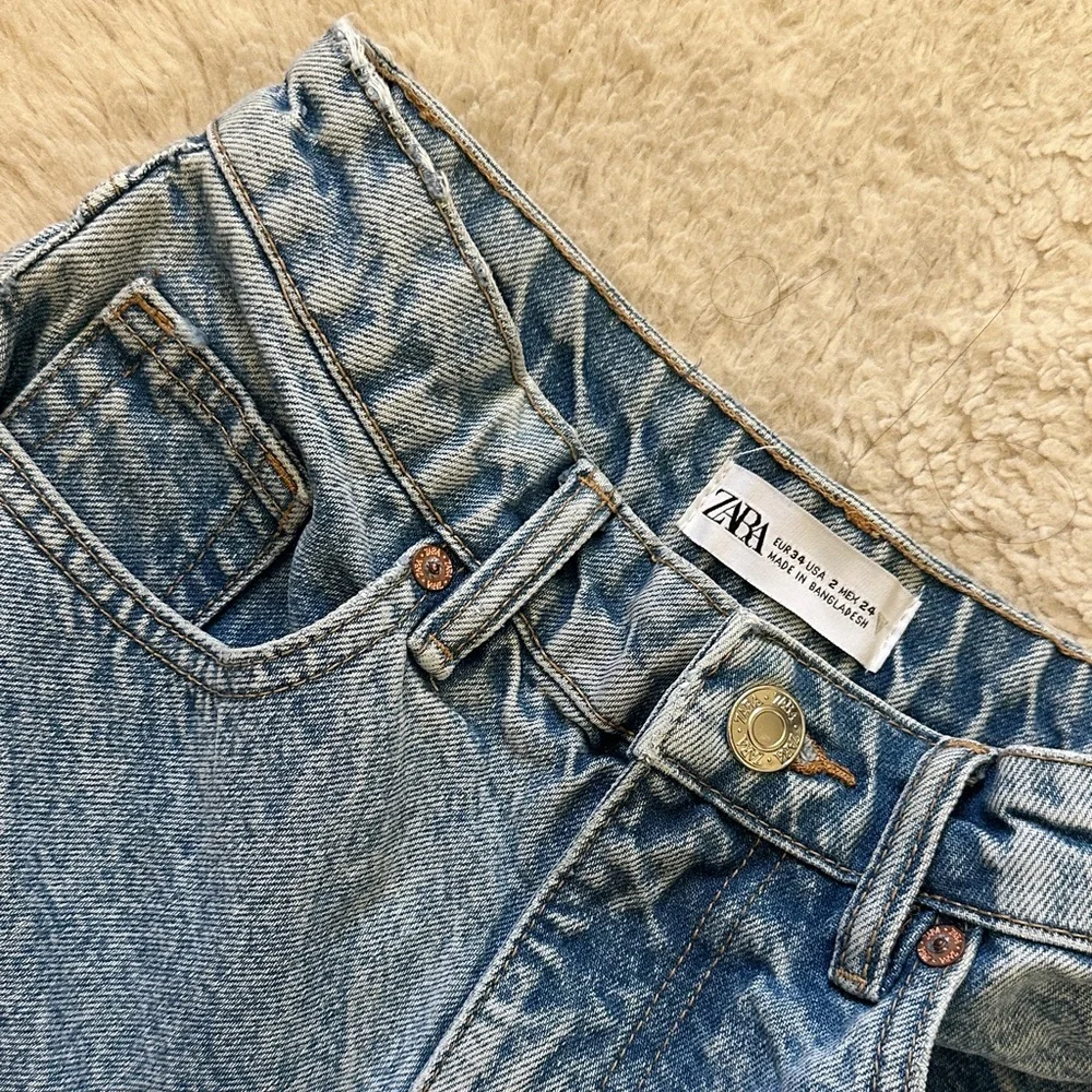 Zara high waist Denim Shorts - Picture 2 of 9